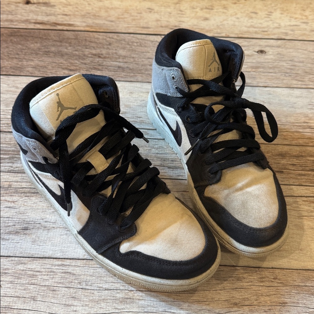 Nike Air Jordan High top Sneakers. Black and White sneakers. Size 7